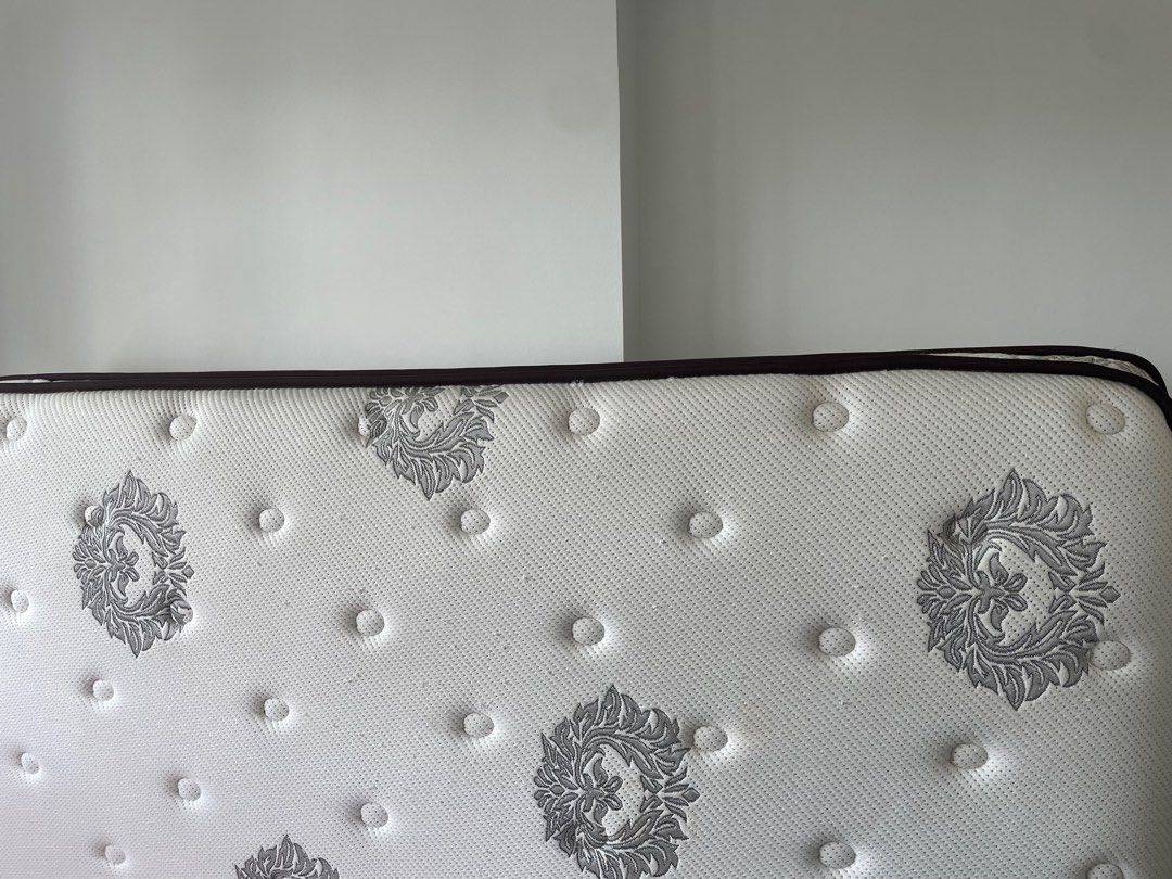 Picket & Rail queen mattress, Furniture & Home Living, Furniture, Bed