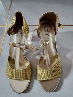 Sepatu gold