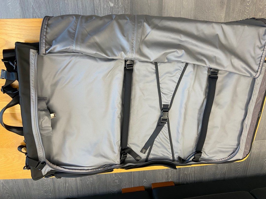 TUMI Alpha 3 TriFold garment carryon bag, 興趣及遊戲, 旅行, 旅遊 行李箱 Carousell