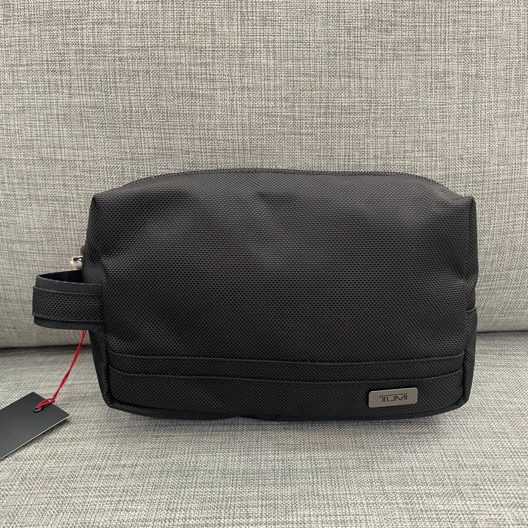 Tumi medium kit black size 20 x 13cm Fesyen Pria Tas Dompet