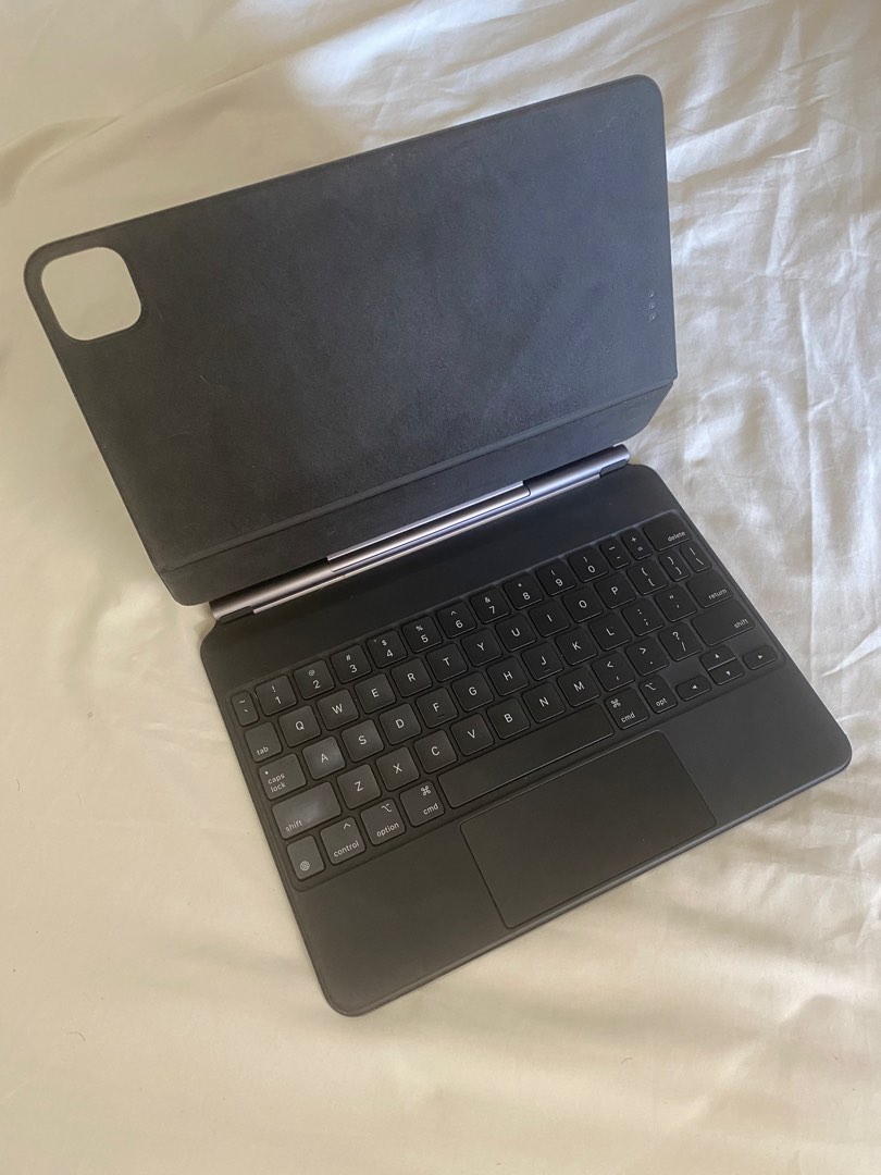 Apple iPad Magic Keyboard, Mobile Phones & Gadgets, Mobile & Gadget