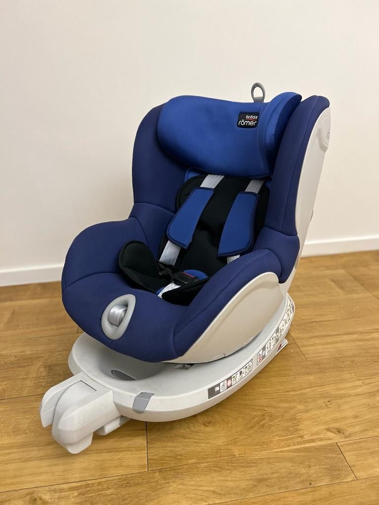 Britax Romer Car Seat with newborn insert Isofix. Can rotate