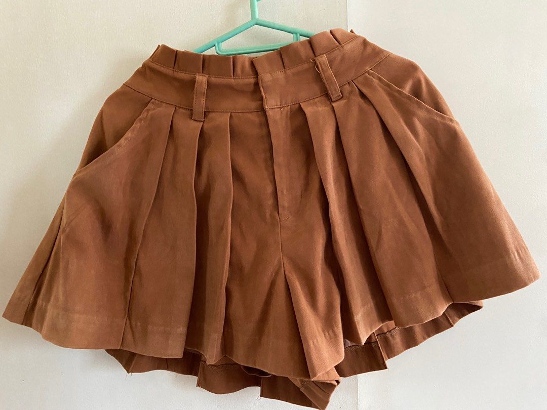 Brown velvet pleated skort (Category: Skirts) located in Marikina City. Submitted by beinginspace (Listing ID 1230991427, Image 1). Description: Purchased from japan Fabric feels like velvet With polyester lining 2 front pockets 13.5” waist.
