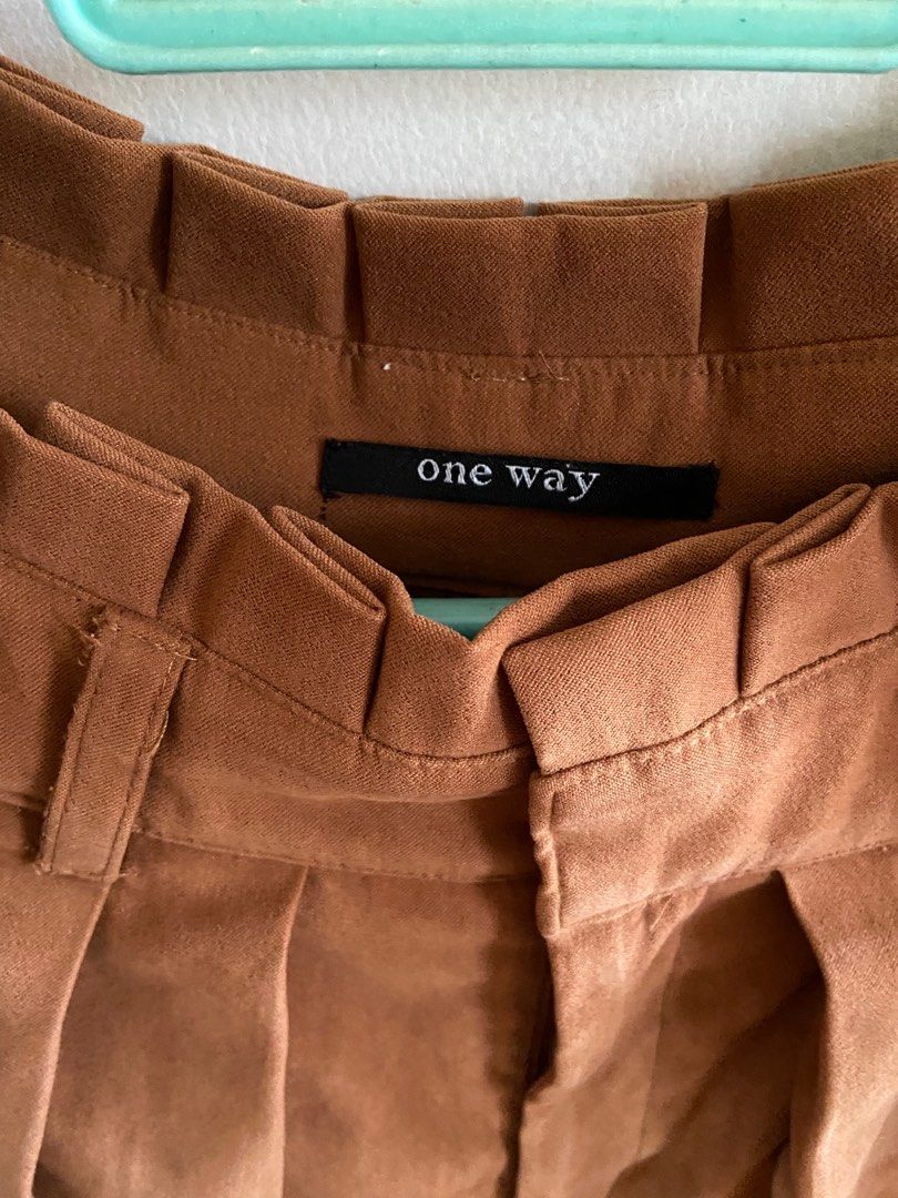 Brown velvet pleated skort (Category: Skirts) located in Marikina City. Submitted by beinginspace (Listing ID 1230991427, Image 3). Description: Purchased from japan Fabric feels like velvet With polyester lining 2 front pockets 13.5” waist.