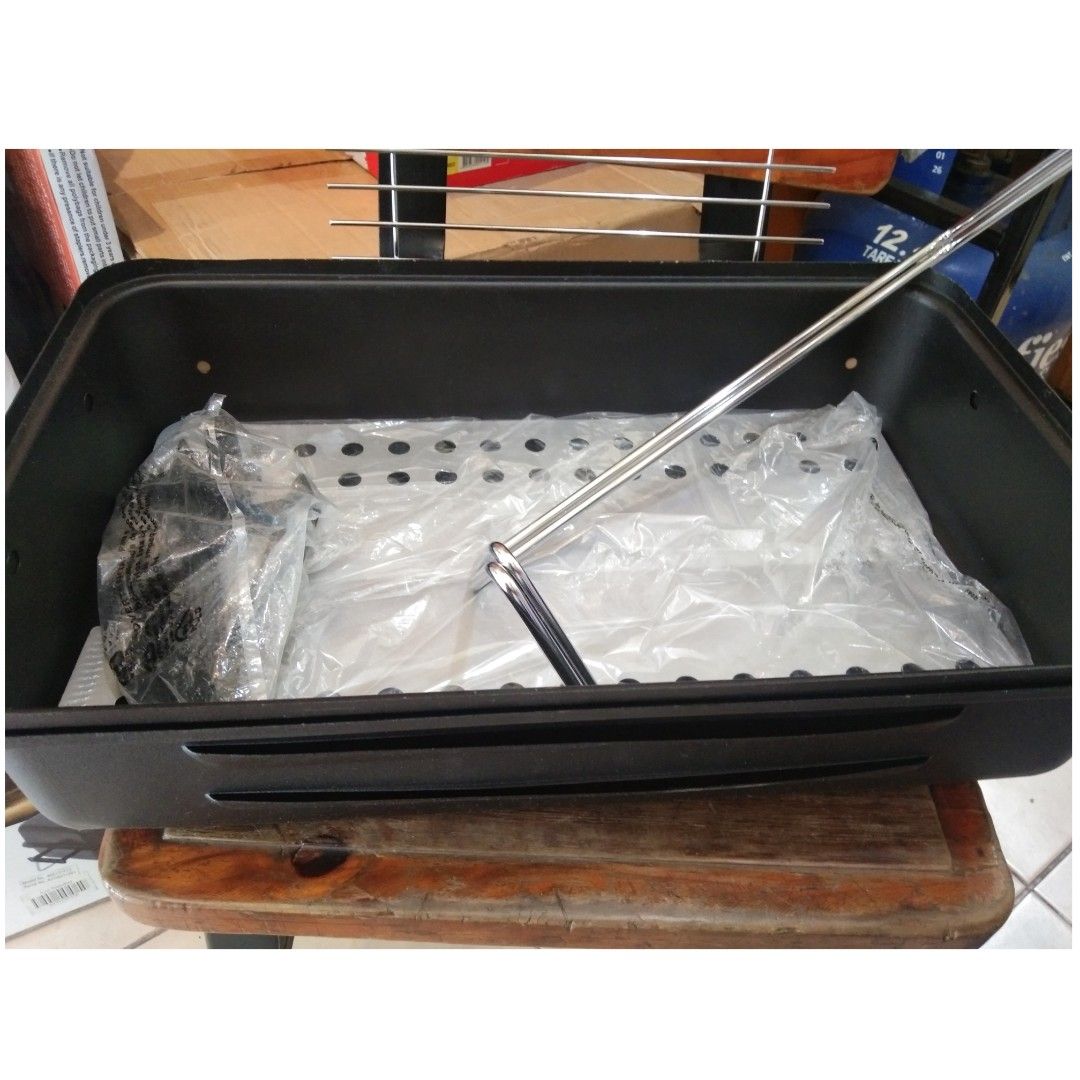 Char-Broil Charcoal Tabletop Grill (Category: BBQ, Grills & Hotpots) located in Rizal. Submitted by TheSweetSpotShoppe (Listing ID 1230979471, Image 3). Description: •Simple and transportable • 187 sq. in. total cooking surface • High-temperature finish lid and firebox • Folding legs lock lid for easy transport.
