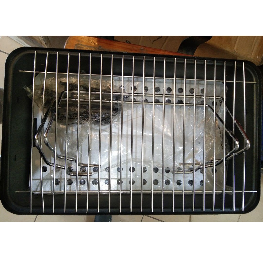 Char-Broil Charcoal Tabletop Grill (Category: BBQ, Grills & Hotpots) located in Rizal. Submitted by TheSweetSpotShoppe (Listing ID 1230979471, Image 2). Description: •Simple and transportable • 187 sq. in. total cooking surface • High-temperature finish lid and firebox • Folding legs lock lid for easy transport.