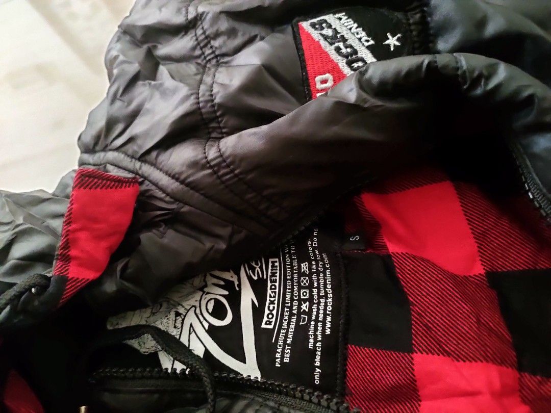 Cold Jacket (Category: Coats, Jackets and Outerwear) located in Singapore. Submitted by rinielisha (Listing ID 1230944169, Image 3). Description: couple jacket - size M & S.