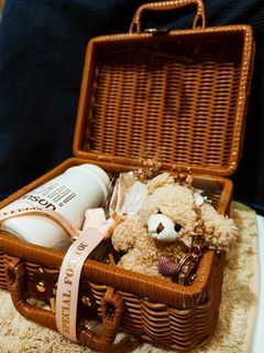 Flower gift box, with picnic basket, vacuum thermal flask, baby breath dried flower bouquet, birthday, anniversary gift set