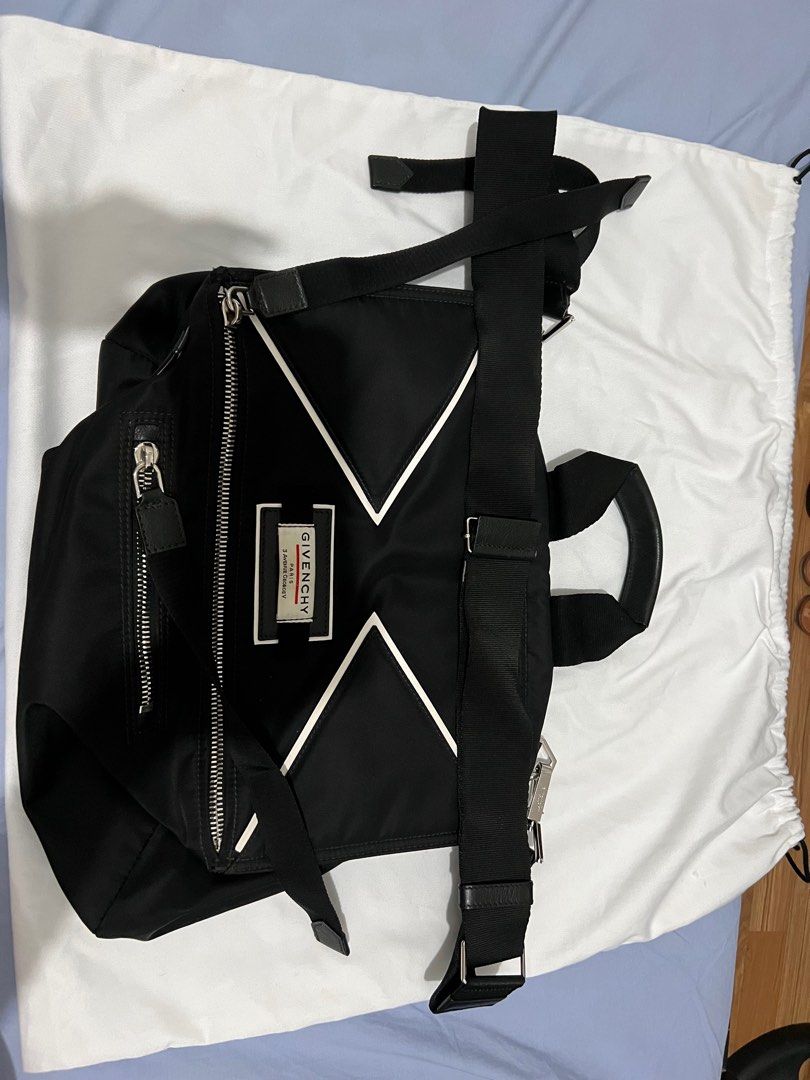 Givenchy Pandora Large Messenger Nylon Black (Category: Luxury Bags & Wallets) located in Las Pinas. Submitted by whoshotcupid (Listing ID 1230955322, Image 1). Description: 💯% ORIGINAL. MONEY BACK GUARANTEE IF PROVEN FAKE. 🫰🏻 GIVENCHY PANDORA LARGE NYLON BLACK. NO FLAWS. NO ISSUES. STILL IN EXCELLENT CONDITION. > with dust bag .