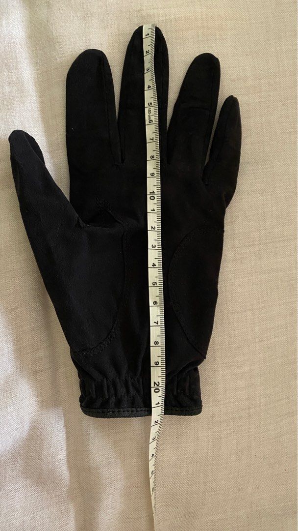 Golf gloves (Category: Golf) located in Manila. Submitted by happylove33 (Listing ID 1230928651, Image 3). Description: Brand new golf gloves (men’s left hand). Tip till end of the third finger is around 21.5cm. Brand new not used but kept in storage. Suede like material..