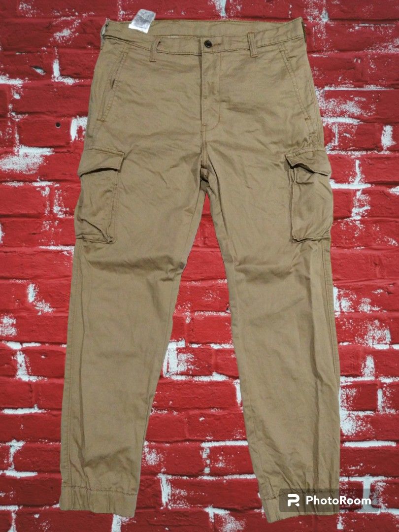 Levi's chino jogger in tan with pockets