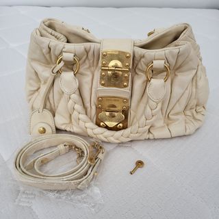 (Category: ) located in . Submitted by mavisho (Listing ID 1230952711, Image 1). Description: .