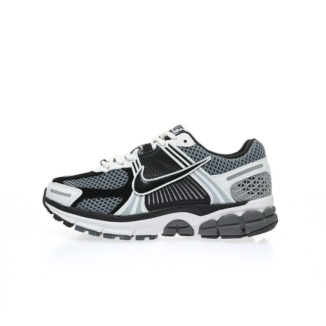 zoom black and white nike