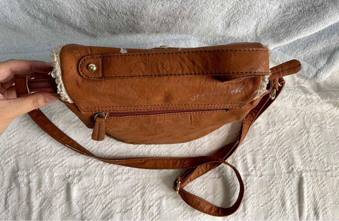 Preloved APT crossbody bag (Category: Cross-body Bags) located in Cainta. Submitted by jdcmd (Listing ID 1231003352, Image 3). Description: PRELOVED only, personal use Authentic, bought from US With signs of usage and storage RFS: decluttering Pls manage your expectations :) SF c/o buyer via lalamove, grab or lbc only No COD or COP Payment first basis Gcash or bdo bank transfer only .