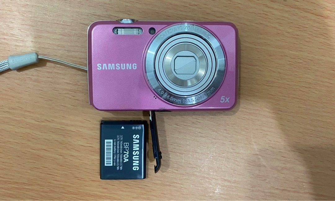 Samsung (Category: Cameras) located in Makati City. Submitted by khyfra25 (Listing ID 1230914842, Image 3). Description: Body cosmetics: 10/10 Inclusion: Unit Battery Universal Charger .