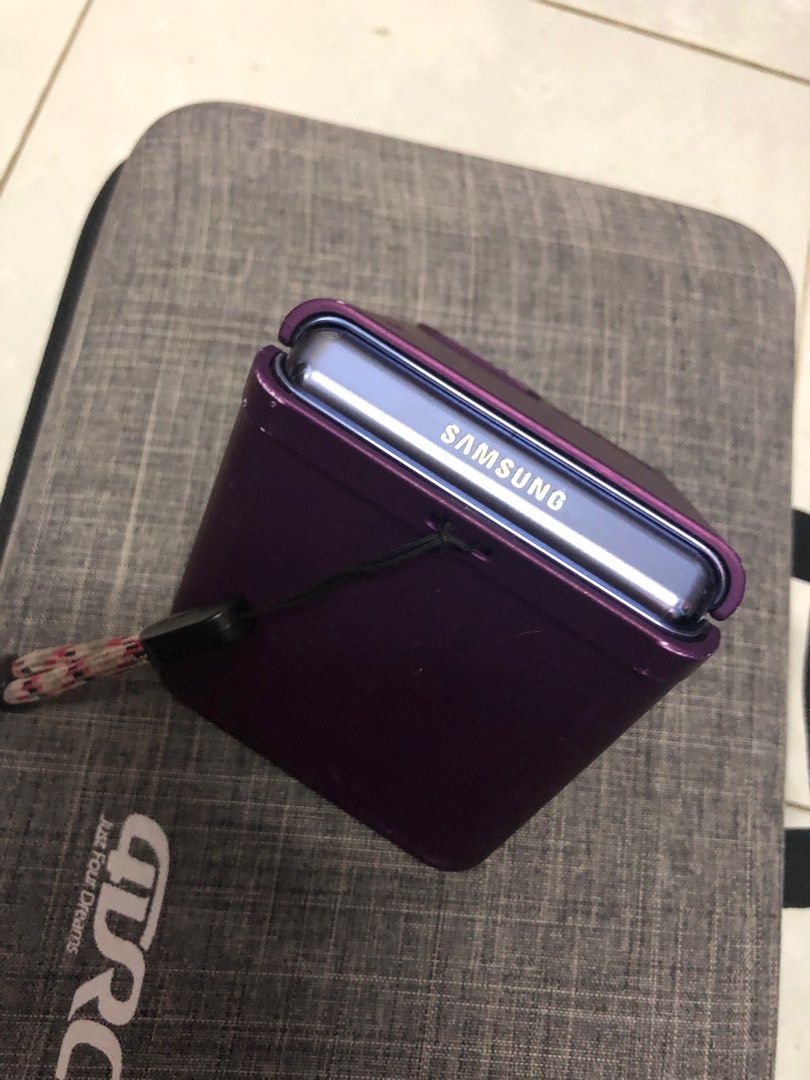 Samsung Z Flip (green screen), Mobile Phones & Gadgets, Mobile Phones