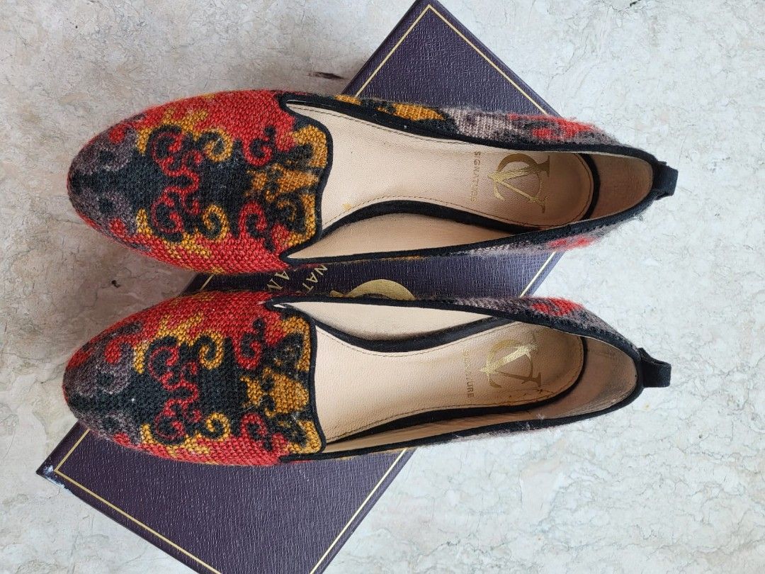 Vince Camuto brocade loafers (Category: Loafers) located in Las Pinas. Submitted by s_abiera (Listing ID 1231077372, Image 2). Description: Brand: Vince Camuto Make/color: loafers (leather insole/printed fabric upper, multiple colors) Size: eu 36.5.