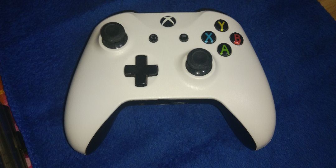 xbox one controller (model 1708) on Carousell