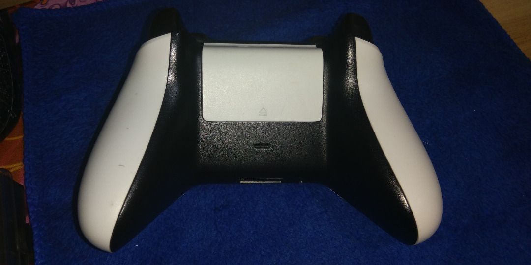 xbox one controller (model 1708) on Carousell