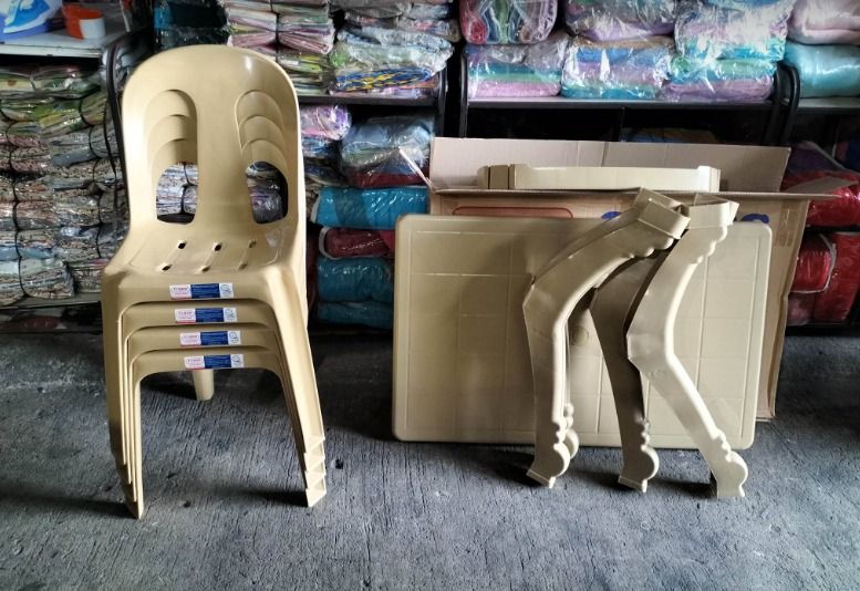 4 SEATER DINING SET SWISS/FUSHON (Category: Table Linen & Textiles) located in Quezon City. Submitted by uno_store (Listing ID 1235060759, Image 1). Description: !! DINING SET !! SALE SALE SALE Swiss Table Fushon monoblock chairs P 2180 PM fir details and deliveries +639669963543.