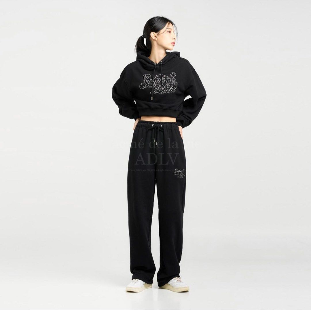 ★【acme'de la vie】★CURLY LOGO EMBOSS EMBROIDERY HOODI.E★ acmé de la vie] CURLY LOGO EMBOSS EMBROIDERY CROP TOP HOODIE