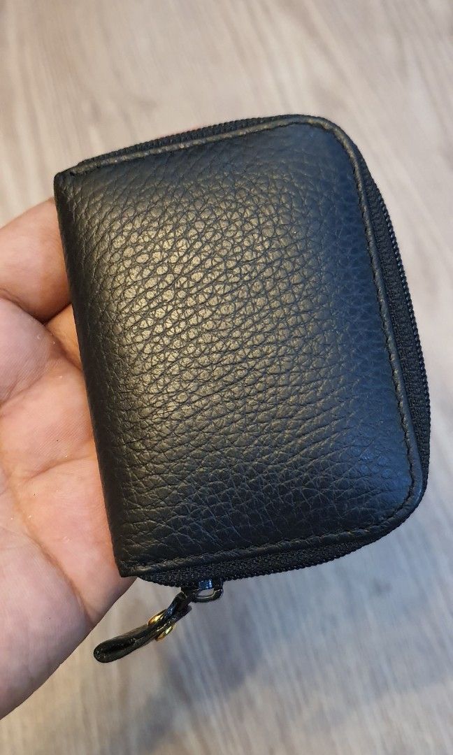 Authentic gianni valentino coin purse (Category: Luxury Bags & Wallets) located in Cavite. Submitted by ohmie23 (Listing ID 1235102772, Image 3). Description: Authentic gianni valentino coin purse.