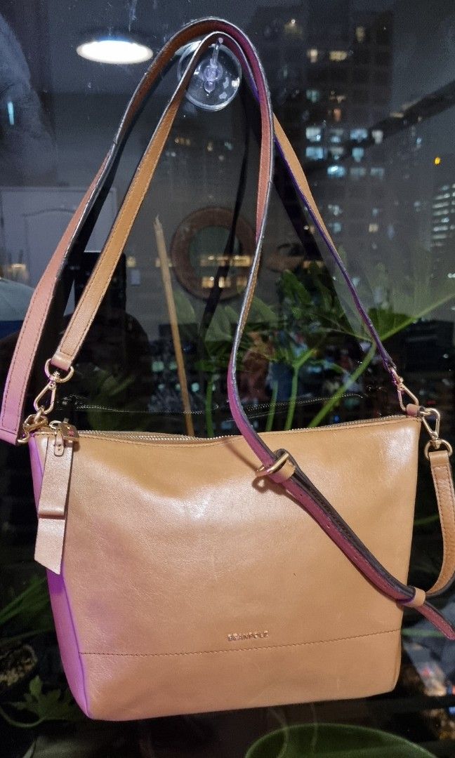 Beanpole shoulder bag 2 way Authentic (Category: Luxury Bags & Wallets) located in Makati City. Submitted by lilyignacio81 (Listing ID 1235092480, Image 3). Description: Authentic Beanpole shoulder bag two way in excellent condition for grab.