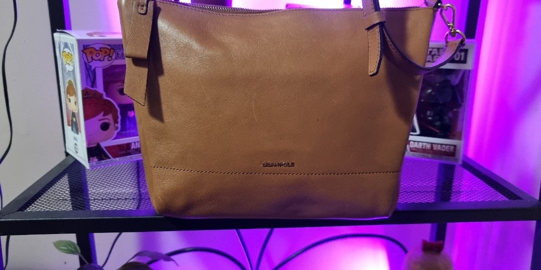 Beanpole shoulder bag 2 way Authentic (Category: Luxury Bags & Wallets) located in Makati City. Submitted by lilyignacio81 (Listing ID 1235092480, Image 1). Description: Authentic Beanpole shoulder bag two way in excellent condition for grab.
