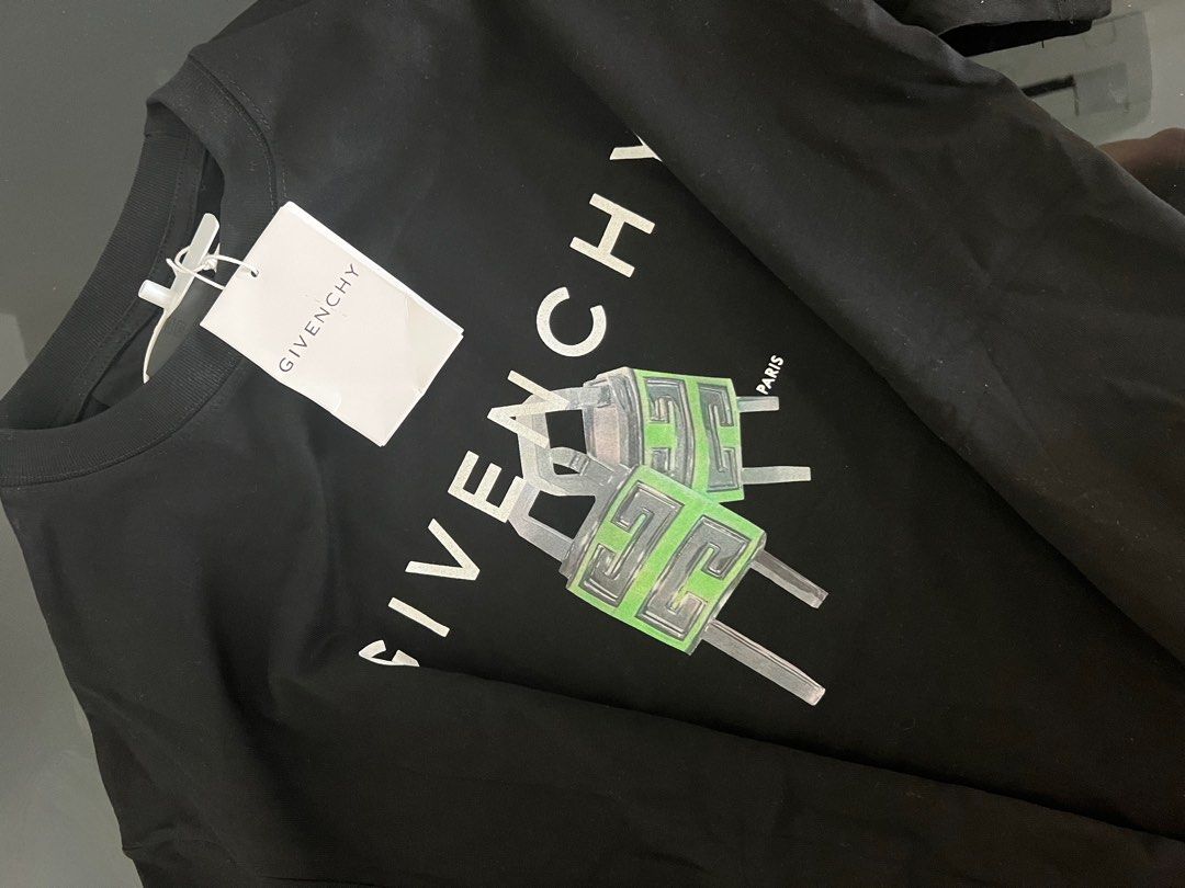 GIVENCHY 4G Lock slim fit t-shirt size M, 名牌, 服裝- Carousell