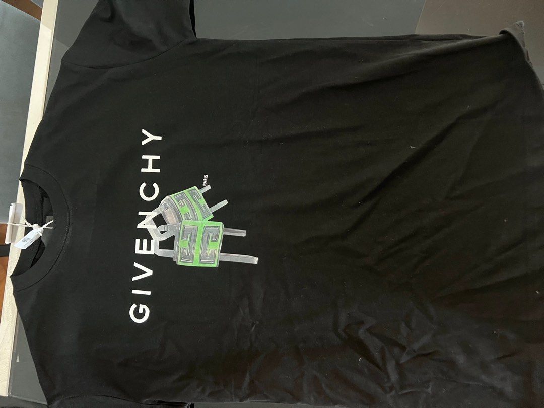 GIVENCHY 4G Lock slim fit t-shirt size M, 名牌, 服裝- Carousell