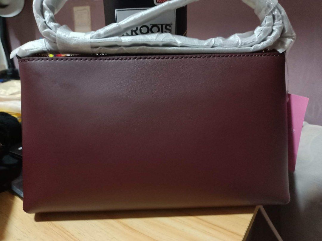 Kate Spade Amy crossbody (Category: Luxury Bags & Wallets) located in Paranaque City. Submitted by alymae27 (Listing ID 1235064609, Image 3). Description: 5.5”h x 9.5”w x 1.75”d strap drop: 22” smooth leather foil embossed logo two way spade jacquard lining zip closure dust bag not included imported Style No. WKRU4856 -BRAND NEW. Color: Cherrywood no dustbag or paperbag. Original? Yes, it’s original..