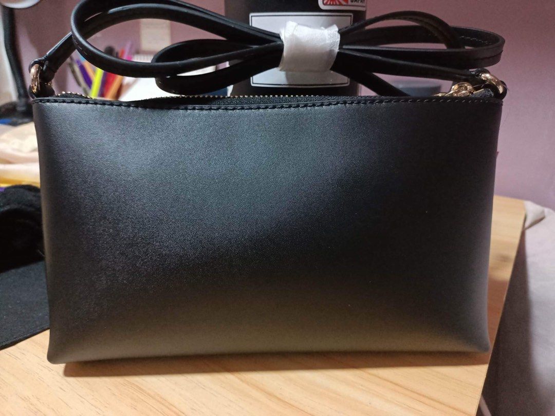 Kate Spade Amy crossbody (Category: Luxury Bags & Wallets) located in Paranaque City. Submitted by alymae27 (Listing ID 1235065091, Image 2). Description: 5.5”h x 9.5”w x 1.75”d strap drop: 22” smooth leather foil embossed logo two way spade jacquard lining zip closure dust bag not included imported Style No. WKRU4856 Brand new. Color: black Original? Yes, it’s original. .