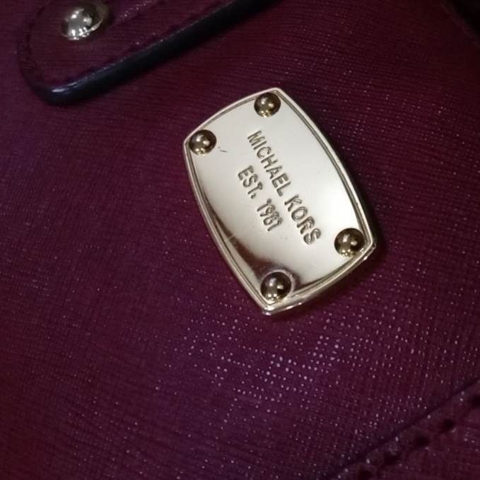 Micheal Kors Boston Type With Sling (Category: Luxury Bags & Wallets) located in Taguig. Submitted by esa.agustin (Listing ID 1235124095, Image 3). Description: Original Micheal Kors saffiano leather boston type bag. Size 22 cm..