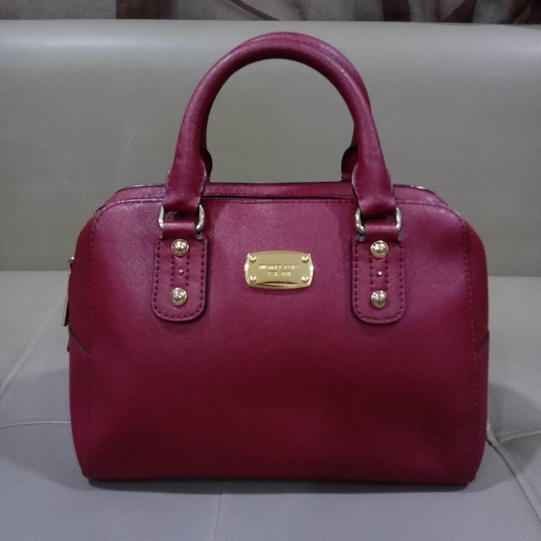 Micheal Kors Boston Type With Sling (Category: Luxury Bags & Wallets) located in Taguig. Submitted by esa.agustin (Listing ID 1235124095, Image 2). Description: Original Micheal Kors saffiano leather boston type bag. Size 22 cm..