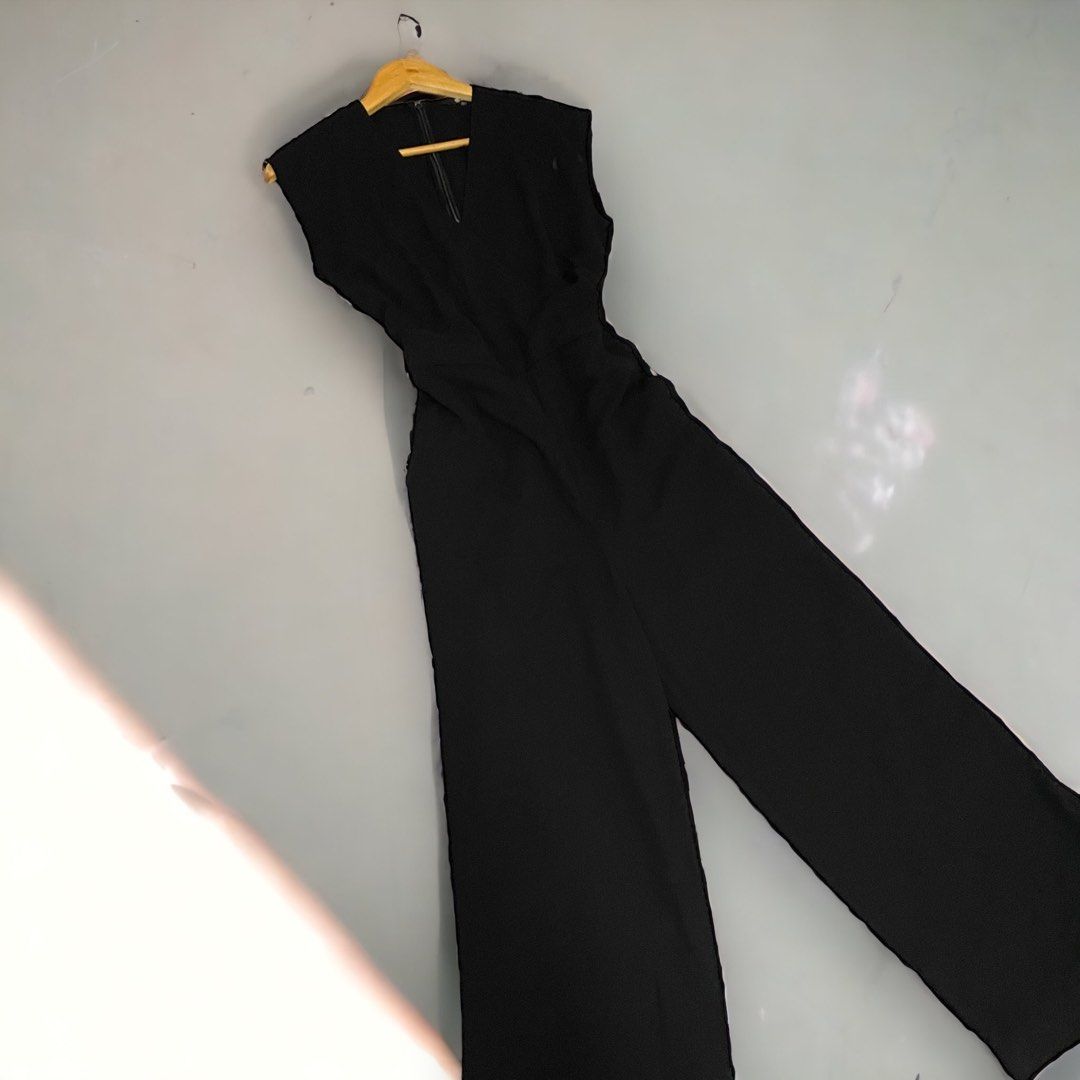 UNIQLO LINEN OVERLAP JUMPSUIT (Category: Jumpsuits) located in Cabanatuan. Submitted by shoppaholicss (Listing ID 1235138899, Image 1). Description: ‼️SOLD UNIQLO OVERLAP JUMPSUIT Size Medium on tag Fits up to Large Size 28-34 Length: 56” — best for formal office attire, smart casual get up (if lalagyan nyo ng belt) - has minimal stain sa left side idk if washable pero di po sya halata if suot na and sa fabric 🤚🏻 (seen on last pic) Super mura n