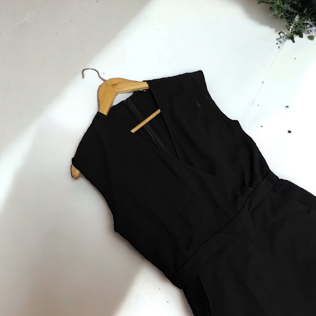 UNIQLO LINEN OVERLAP JUMPSUIT (Category: Jumpsuits) located in Cabanatuan. Submitted by shoppaholicss (Listing ID 1235138899, Image 2). Description: ‼️SOLD UNIQLO OVERLAP JUMPSUIT Size Medium on tag Fits up to Large Size 28-34 Length: 56” — best for formal office attire, smart casual get up (if lalagyan nyo ng belt) - has minimal stain sa left side idk if washable pero di po sya halata if suot na and sa fabric 🤚🏻 (seen on last pic) Super mura n