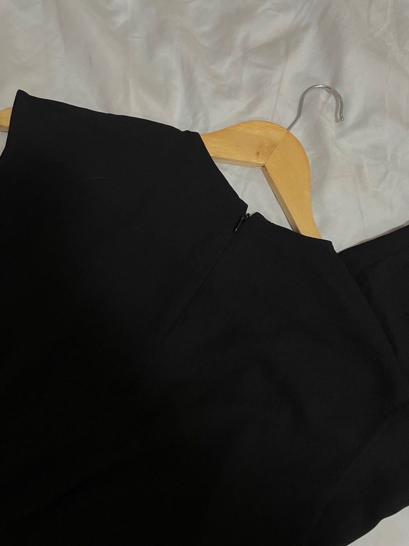 UNIQLO LINEN OVERLAP JUMPSUIT (Category: Jumpsuits) located in Cabanatuan. Submitted by shoppaholicss (Listing ID 1235138899, Image 3). Description: ‼️SOLD UNIQLO OVERLAP JUMPSUIT Size Medium on tag Fits up to Large Size 28-34 Length: 56” — best for formal office attire, smart casual get up (if lalagyan nyo ng belt) - has minimal stain sa left side idk if washable pero di po sya halata if suot na and sa fabric 🤚🏻 (seen on last pic) Super mura n