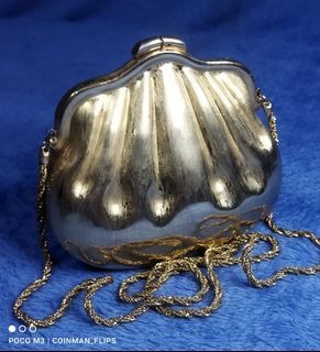 VINTAGE GOLD TONED METALLIC CLAMSHELL EVENING BAG by Beoni Lucia