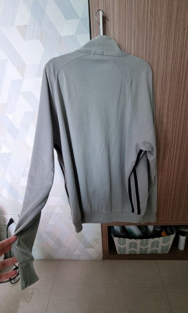Authentic Giordano dry tech jacket (Category: Coats, Jackets and Outerwear) located in Quezon City. Submitted by averyav (Listing ID 1236703438, Image 3). Description: Authentic Giordano dry tech jacket in gray Soft fabric, great for workout XL on tag Has a stain at the back RFS: rarely used.