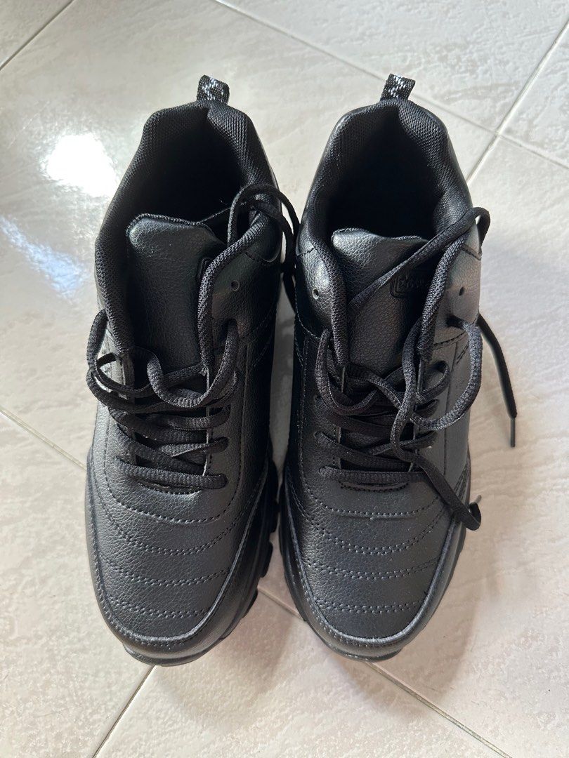 Full black sport discount shoes