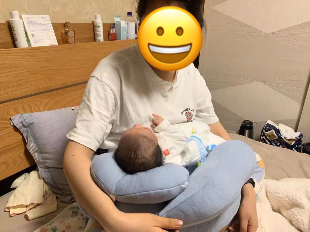 Breast feeding pillow nursing latching, Babies & Kids, Nursing