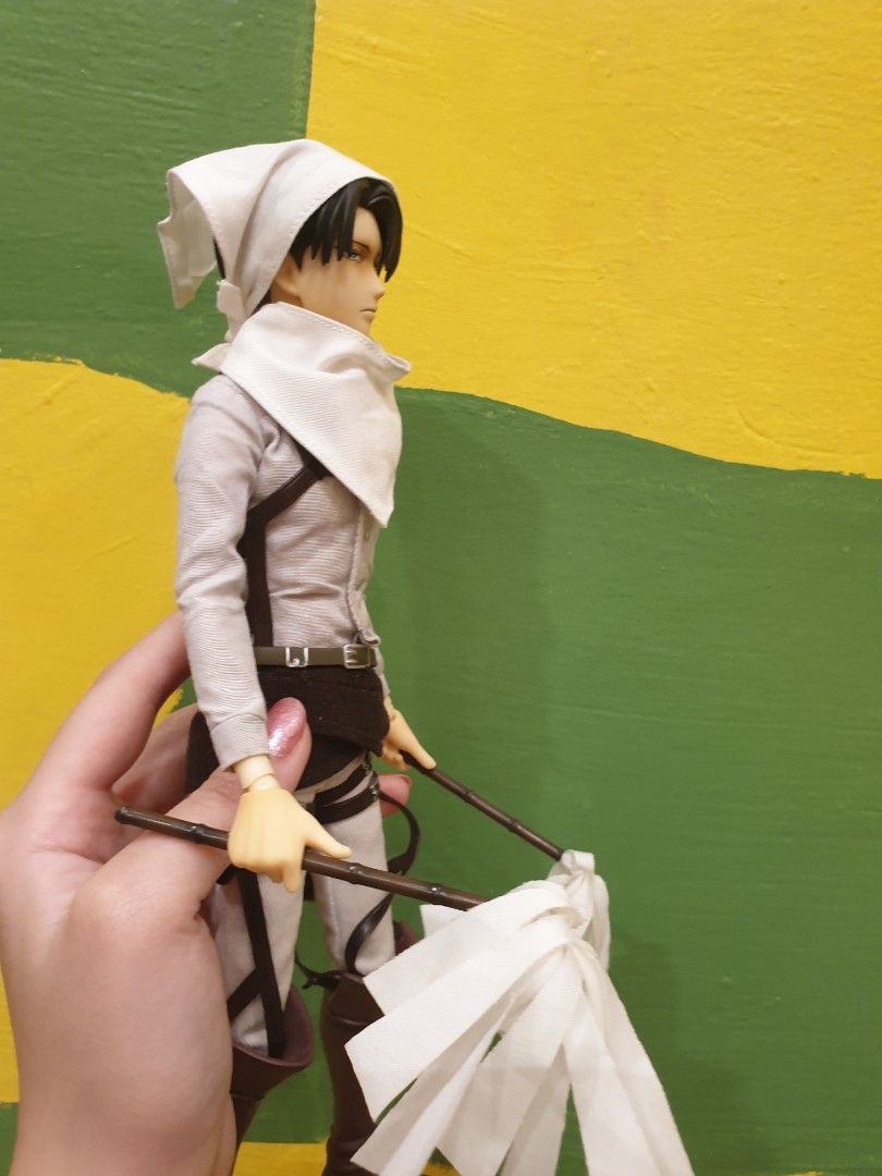 Cleaning Levi, Art Toys