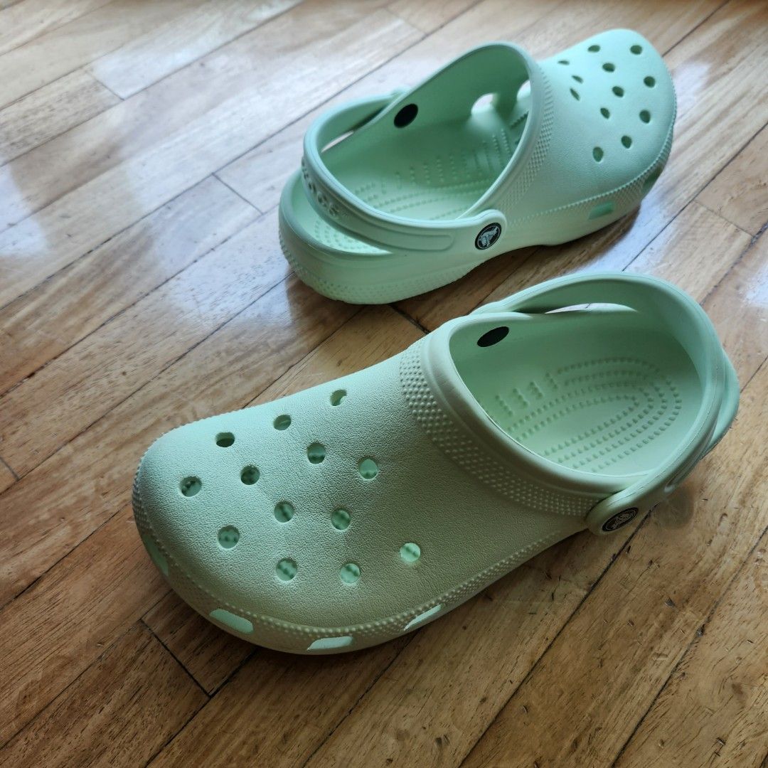 Mint green 2025 crocs size 7