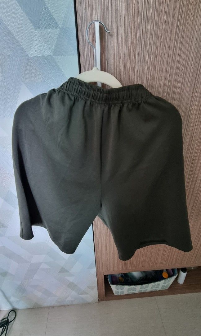 Dark green men's shorts (Category: Shorts) located in Quezon City. Submitted by averyav (Listing ID 1236702565, Image 2). Description: Dark green men's shorts Used once only, in excellent condition Size large RFS: barely used.