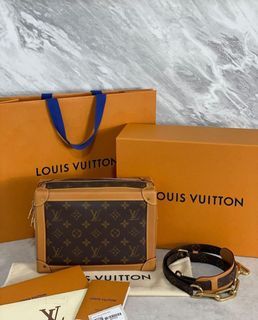 Tas Tangan LV Louis Vuitton Soft Trunk Hand Pouch, Fesyen Pria, Tas &  Dompet , Lainnya di Carousell