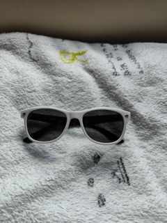 Guess sunglasses for kid (aged 4-6)64242679409537110