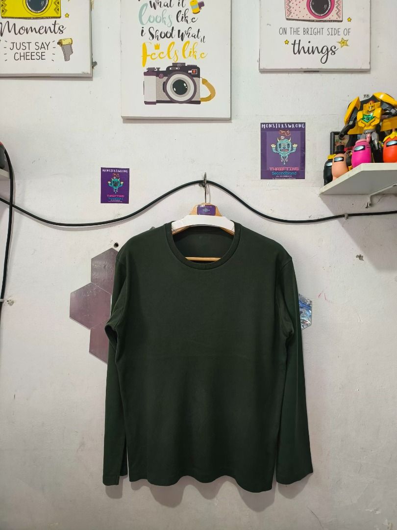 Kaos Lengan Panjang Uniqlo Hijau Botol Polos, Fesyen Pria, Pakaian