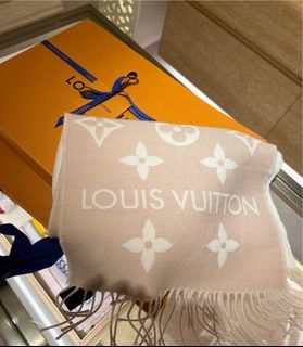 100% Authentic Louis Vuitton LIGHT BLUE DENIM Shawl, Ref M71382