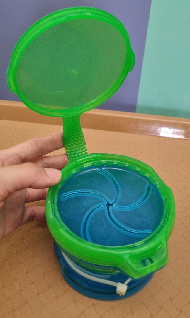 Munchkin snack catcher dispenser (Kategori: Perawatan & Makanan Anak) berada di Jakarta Barat. Dikirim oleh lenamochi_cloud (ID iklan 1236734823, Gambar 2). Deskripsi: kondisi barang bagus, jarang dipakai. (abaikan kabel tis yg ada, karena tinggal digunting saja)..