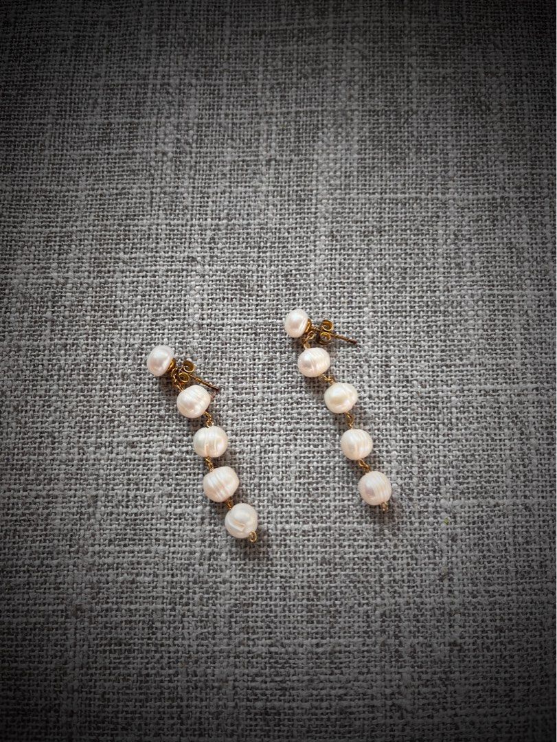 Pearl earrings dangling (Category: Earrings) located in Makati City. Submitted by loveeph (Listing ID 1236591976, Image 1). Description: Pearl dangle earrings okay for everyday wear. Feels light and very comfortable on your ears. Size as shown. Bought this recently in Korea but never been used. Mode of payment: Gcash, BPI online. No returns. No lowballers. #pearl #earrings #ootd #korean.